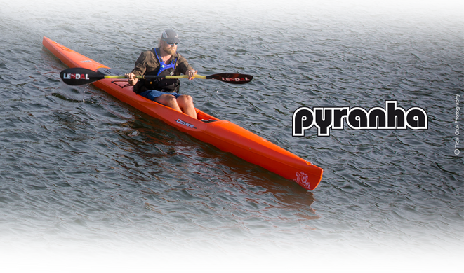 P&H Pyranha Octane 175 - поліетиленовий surf ski каяк для любителів швидкого веслування, поліетилен-сендвіч, Так. Рульове перо знизу під каяком