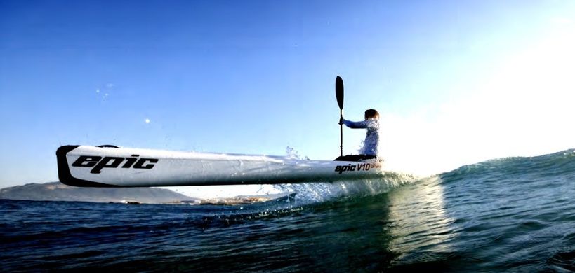 EPIC V10 Sport - быстрый surf ski каяк для фитнеса и катания на волнах, Белый, Карбон-Кевлар, Да. Рулевое перо снизу под каяком